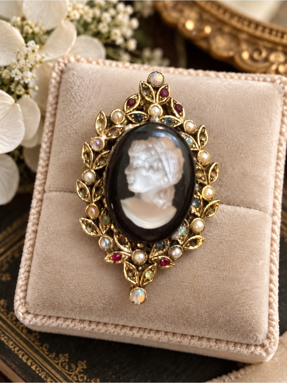 Vinatge Ornate Cameo Brooch